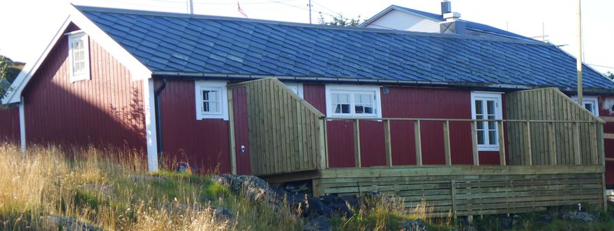 Bua sett fra sjøen. Foto 2009 - det er senere satt inn glass i gelenderet i front.