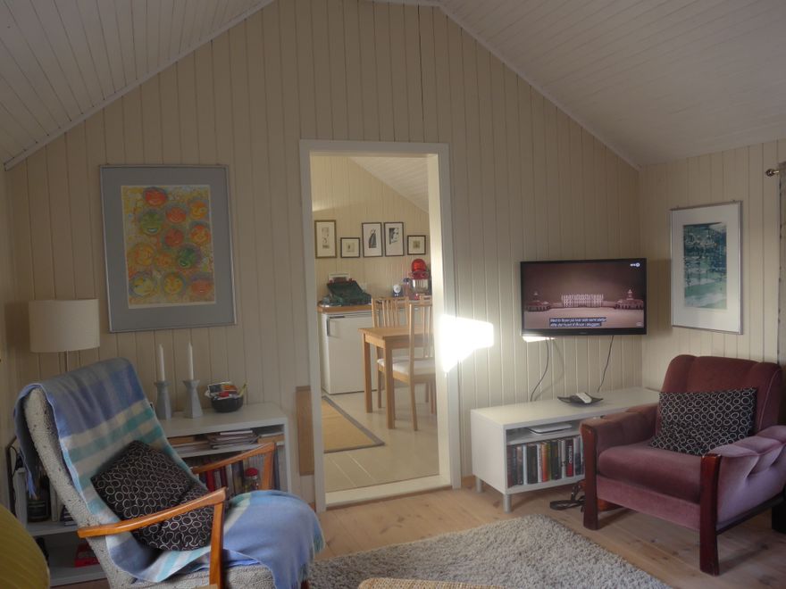 Stuen - området mot kjøkken.  Gjenomgang uten dør.
