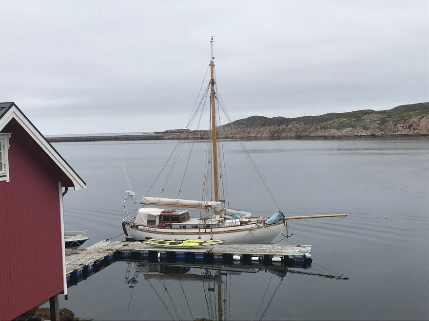 Tidvis kan også denne flott seilbåten liegge ved kai her.